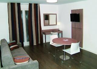 Sejours & Affaires Roissy Village 2*