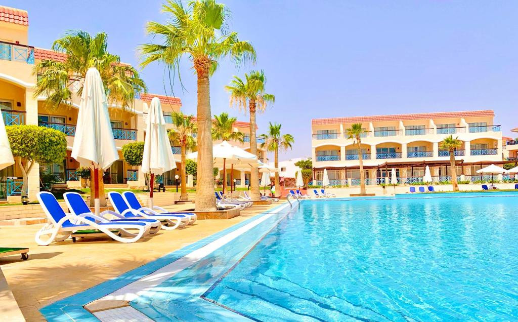 Ivy Cyrene Island Aqua Park Resort 4*