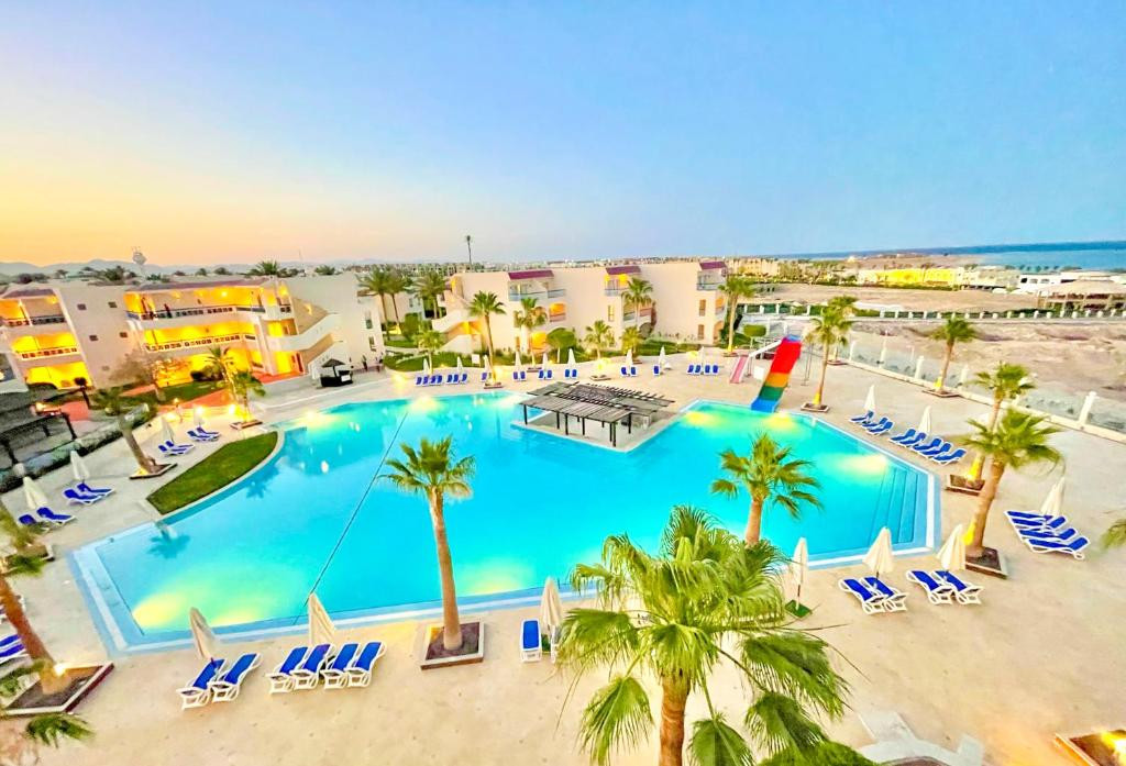 Ivy Cyrene Island Aqua Park Resort 4*