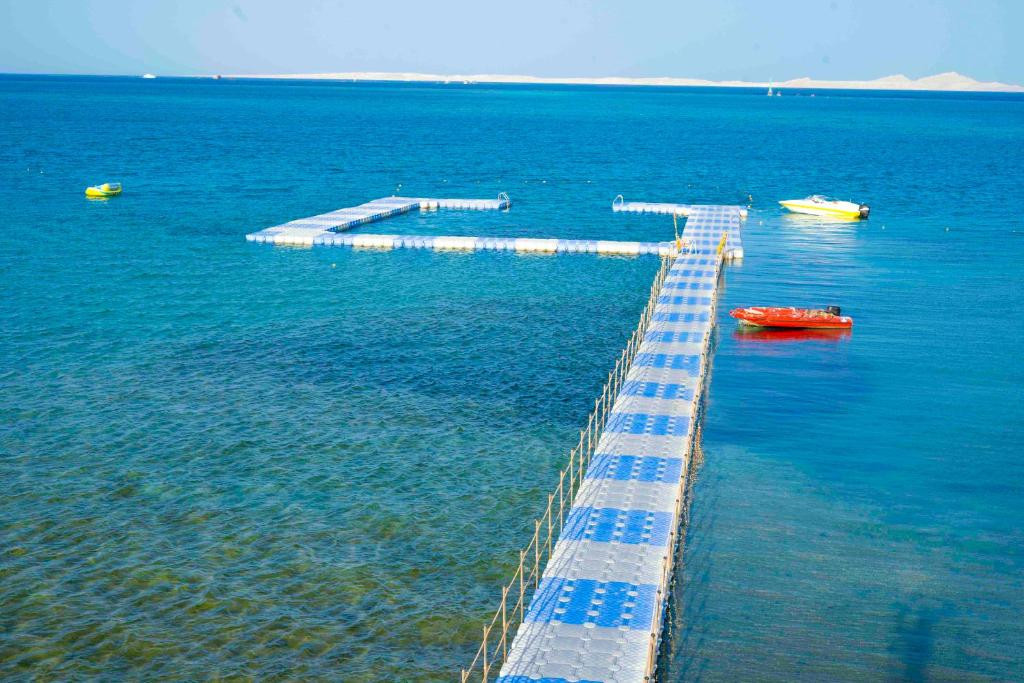 Ivy Cyrene Island Aqua Park Resort 4*