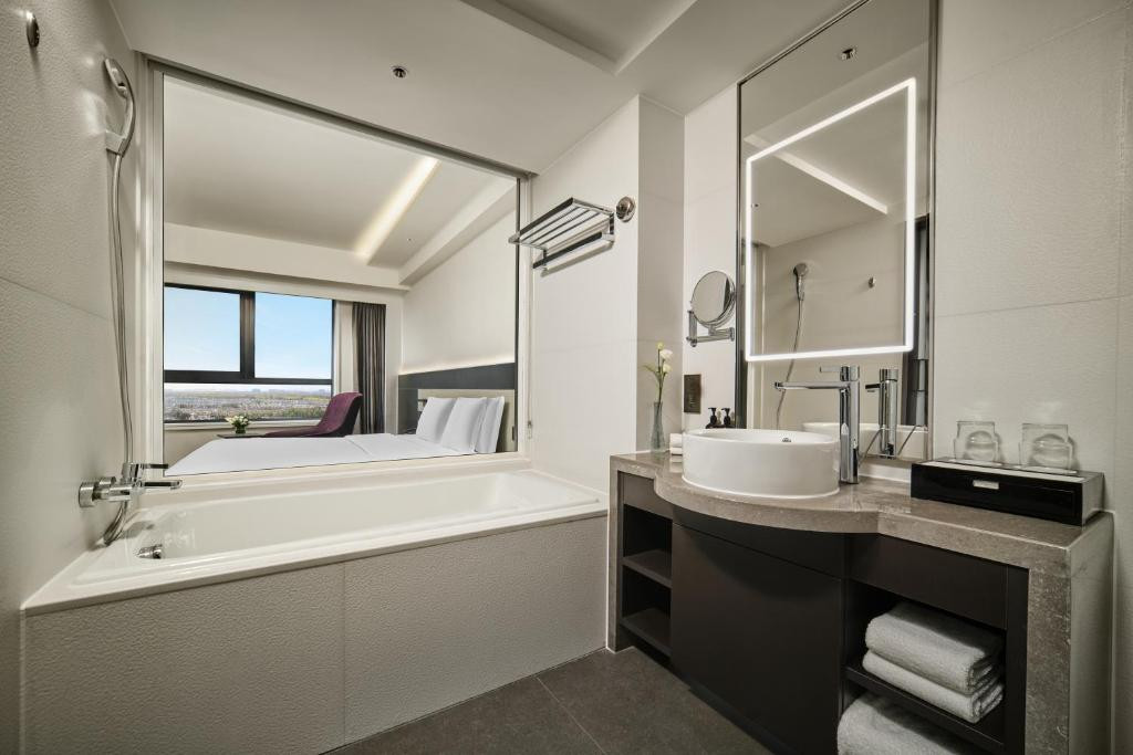 Crowne Plaza International Airport Beijing 5*