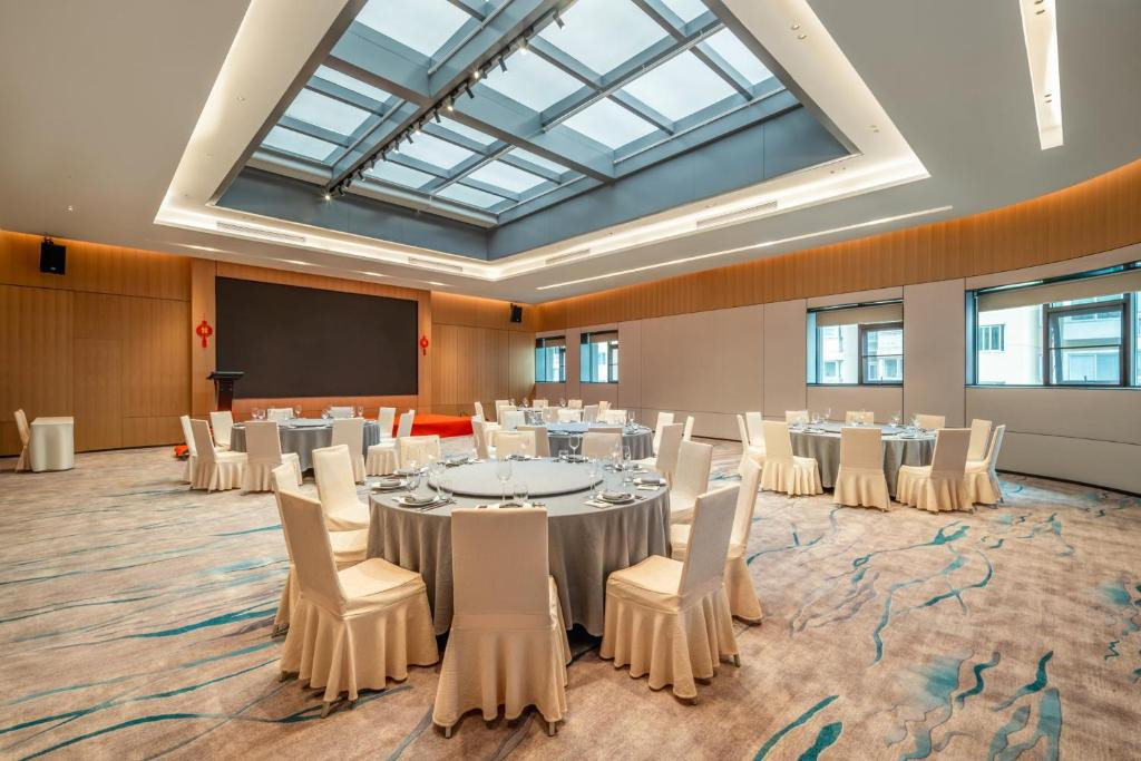 Holiday Inn Shanghai Nanjing Road (Ex. Guxiang) 5*