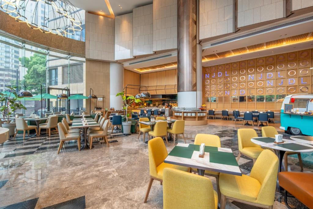 Holiday Inn Shanghai Nanjing Road (Ex. Guxiang) 5*