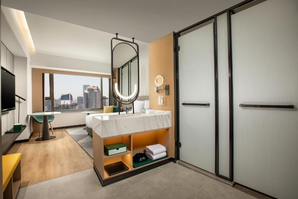 Holiday Inn Shanghai Nanjing Road (Ex. Guxiang) 5*