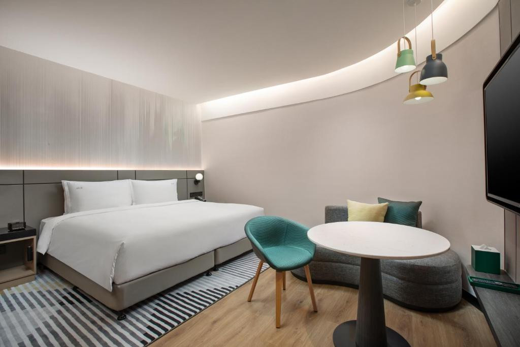 Holiday Inn Shanghai Nanjing Road (Ex. Guxiang) 5*