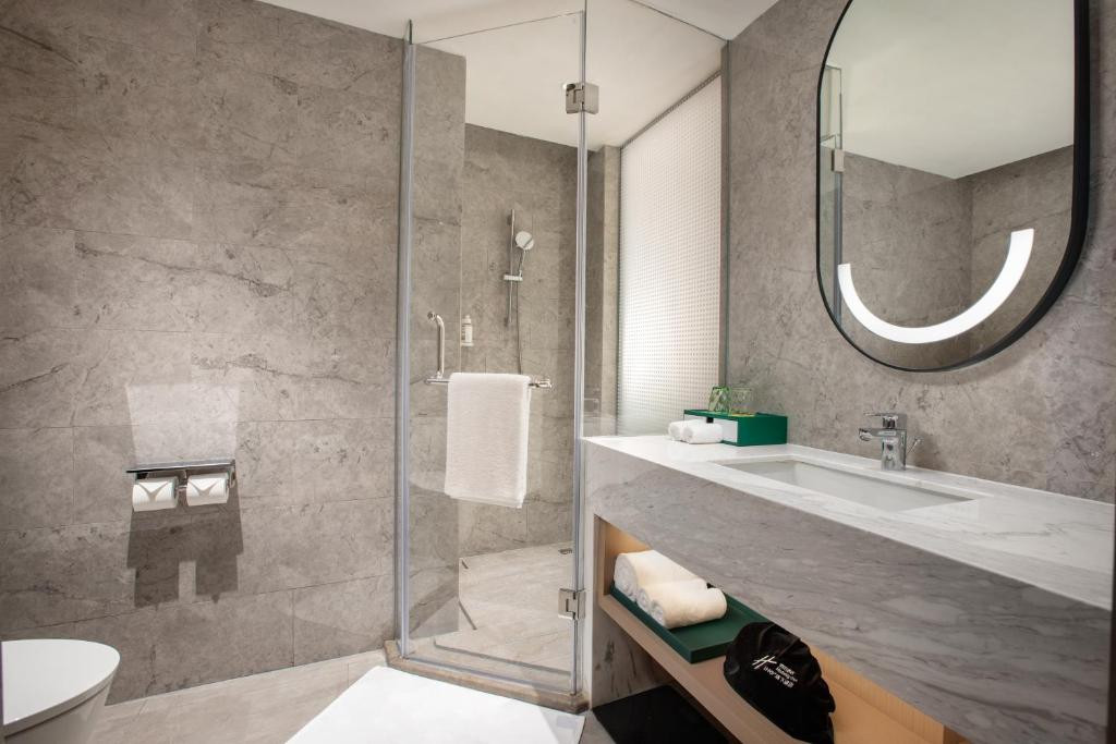 Holiday Inn Shanghai Nanjing Road (Ex. Guxiang) 5*