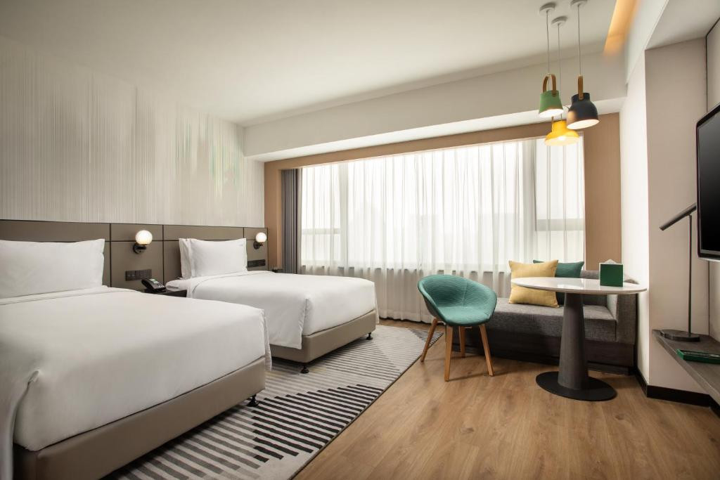 Holiday Inn Shanghai Nanjing Road (Ex. Guxiang) 5*