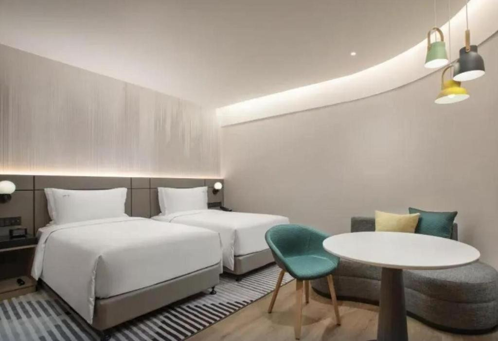 Holiday Inn Shanghai Nanjing Road (Ex. Guxiang) 5*