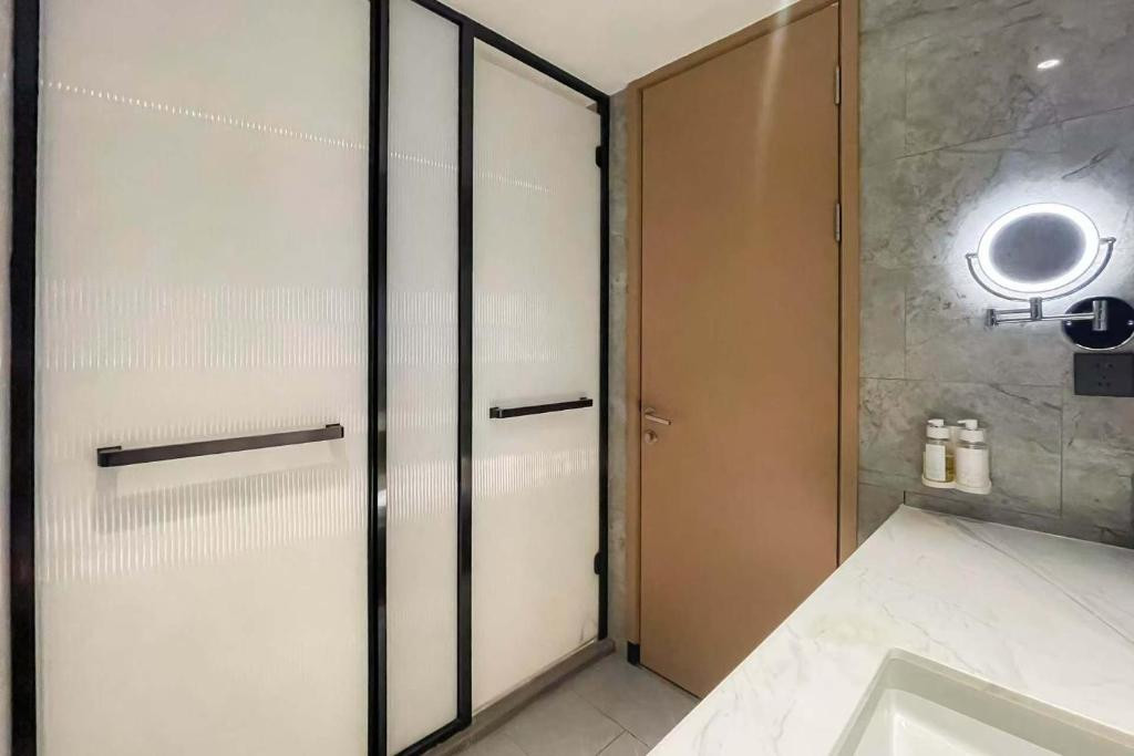 Holiday Inn Shanghai Nanjing Road (Ex. Guxiang) 5*