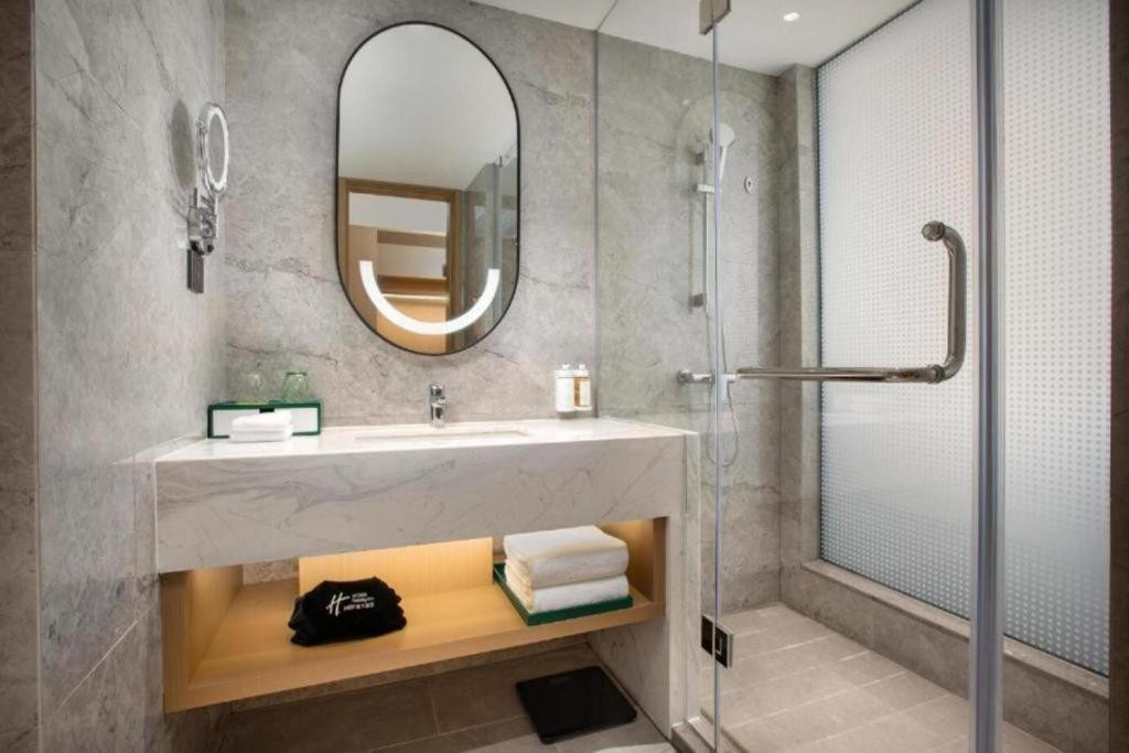 Holiday Inn Shanghai Nanjing Road (Ex. Guxiang) 5*
