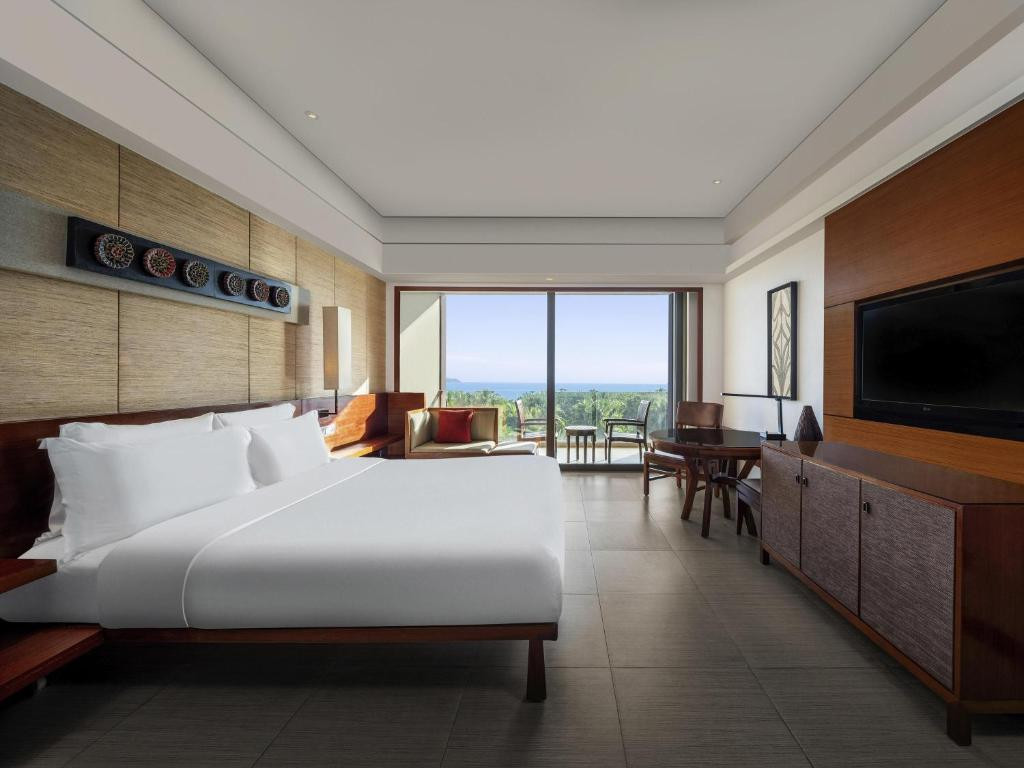 Pullman Ocean View Sanya Bay Resort & Spa 5*
