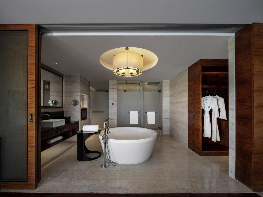 Pullman Ocean View Sanya Bay Resort & Spa 5*