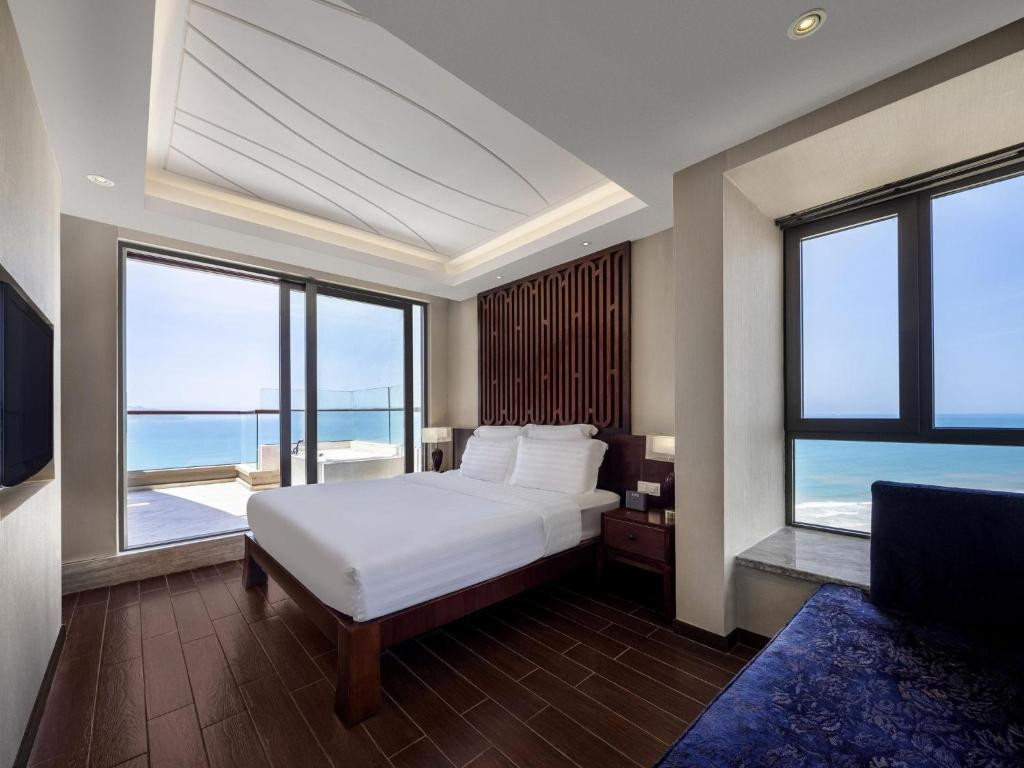 Pullman Ocean View Sanya Bay Resort & Spa 5*