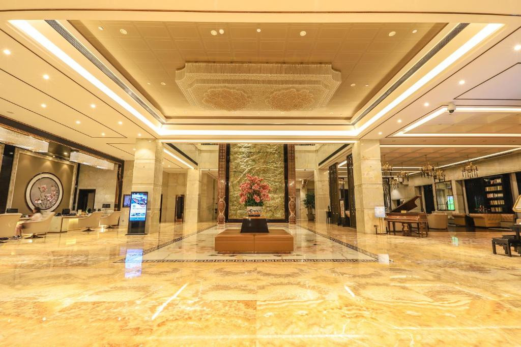 Royal Garden Hotel Shanghai 5*