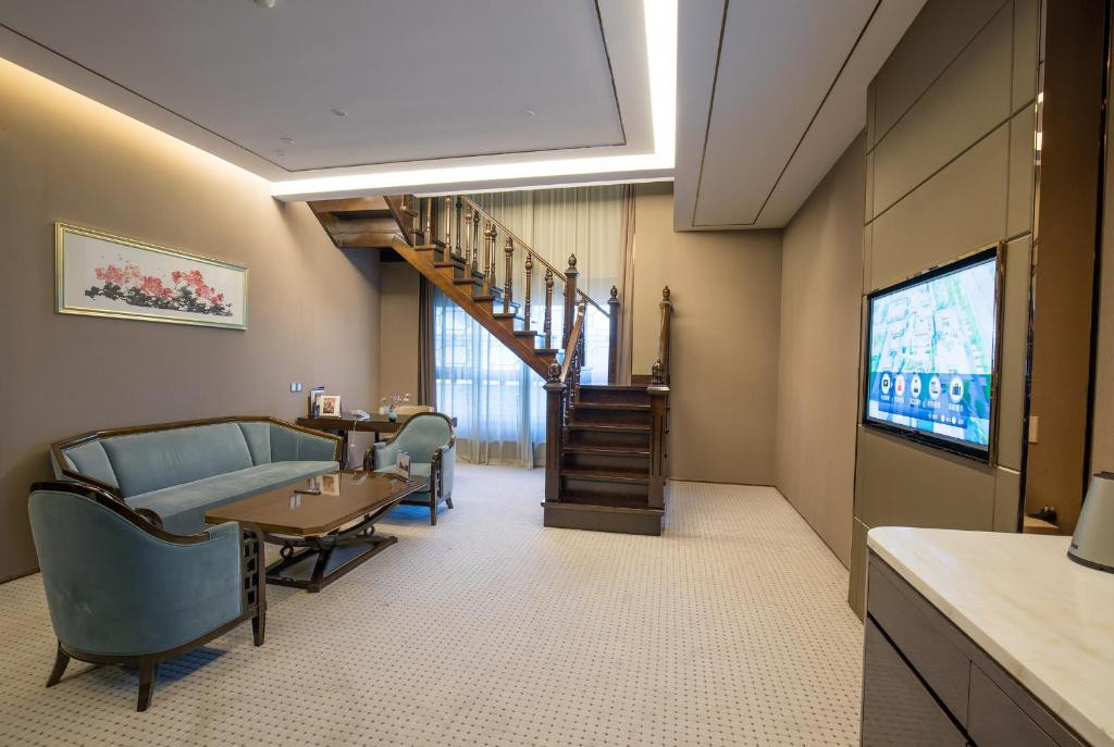 Royal Garden Hotel Shanghai 5*