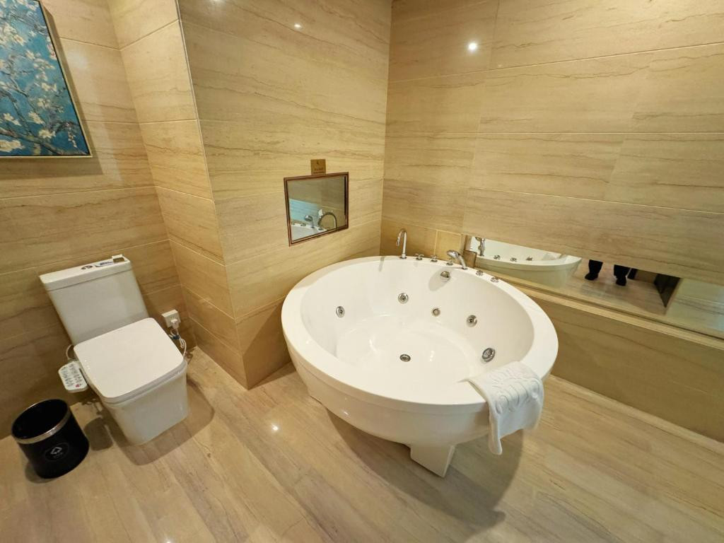 Royal Garden Hotel Shanghai 5*