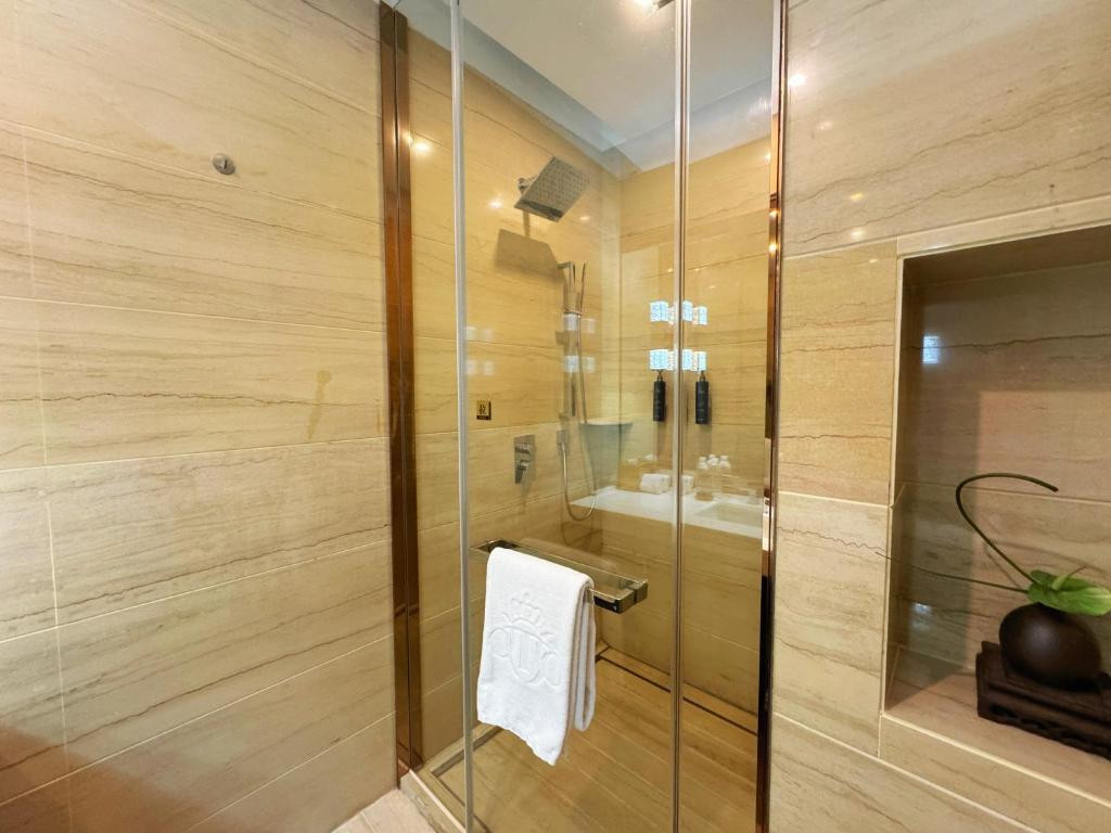 Royal Garden Hotel Shanghai 5*