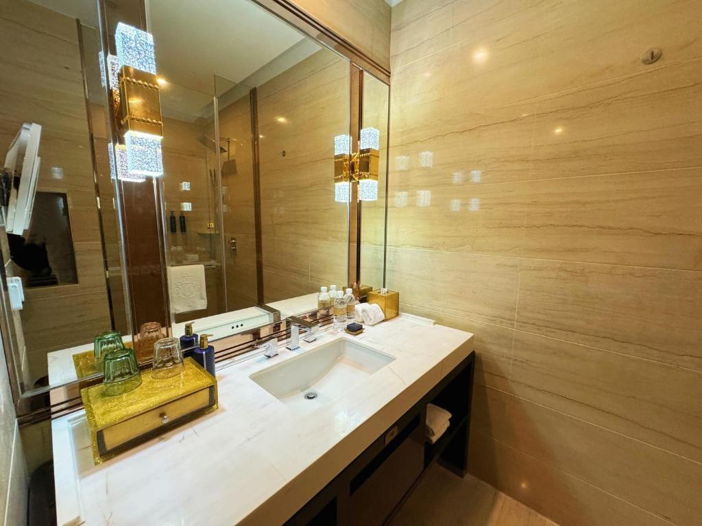 Royal Garden Hotel Shanghai 5*