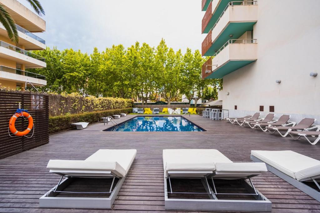Magnolia Adults Only 16+ 4*
