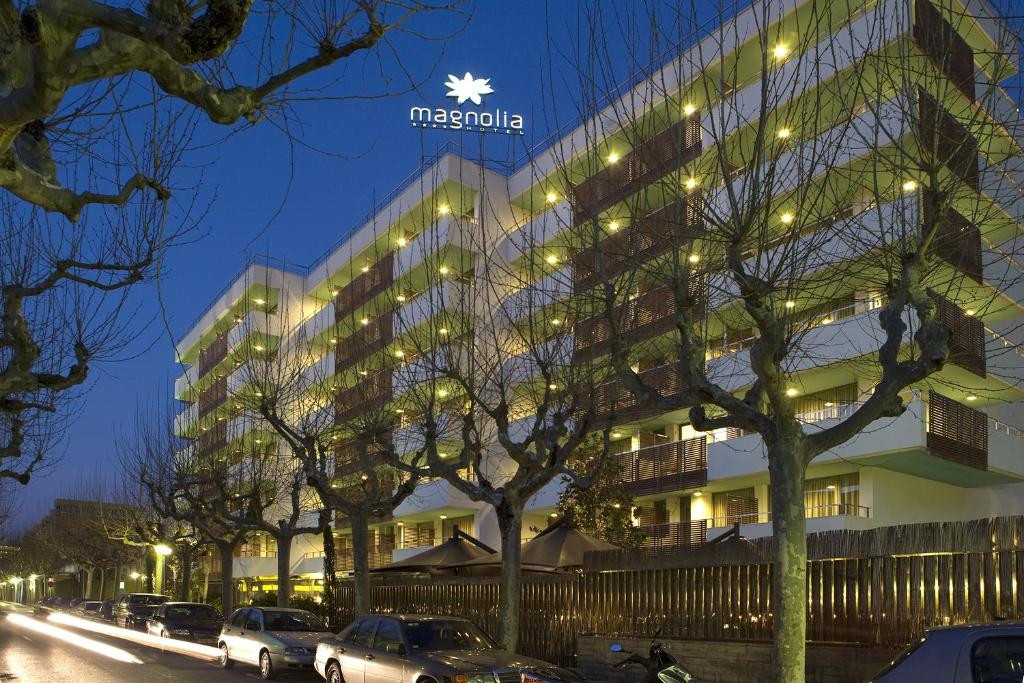 Magnolia Adults Only 16+ 4*