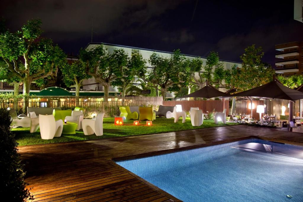Magnolia Adults Only 16+ 4*
