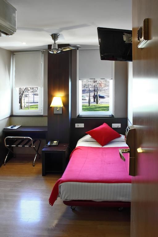 Bcn Port Hostal 2*