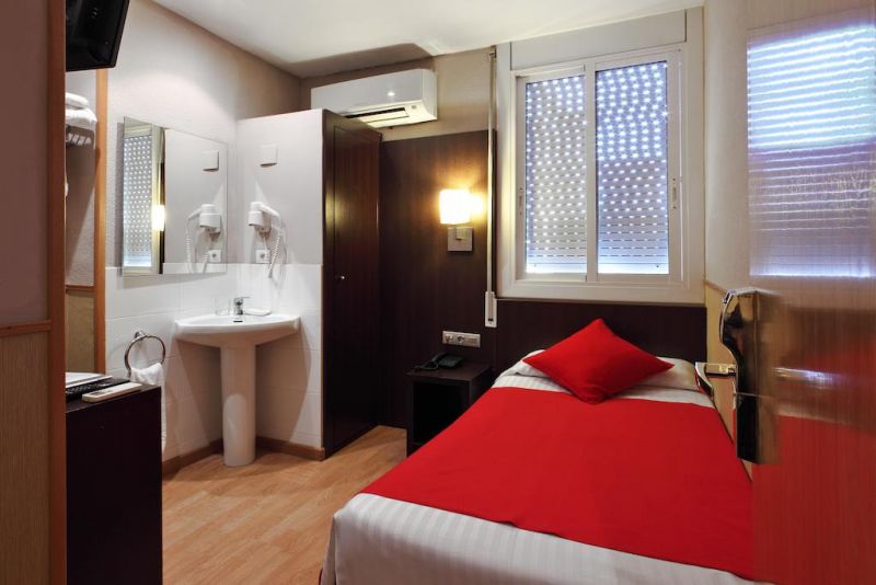 Bcn Port Hostal 2*
