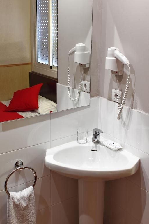 Bcn Port Hostal 2*