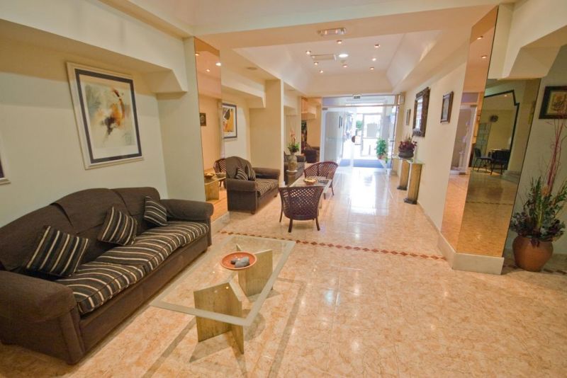 Catalina Park Apt 2*