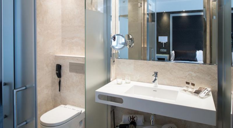 Catalonia Square 4*