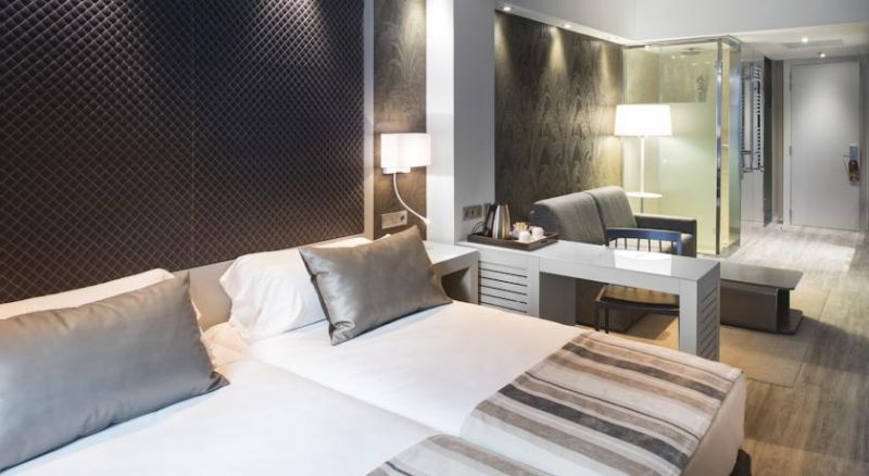 Catalonia Square 4*