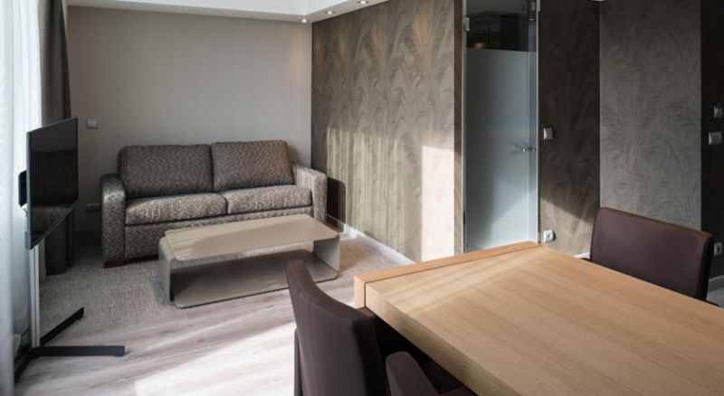 Catalonia Square 4*