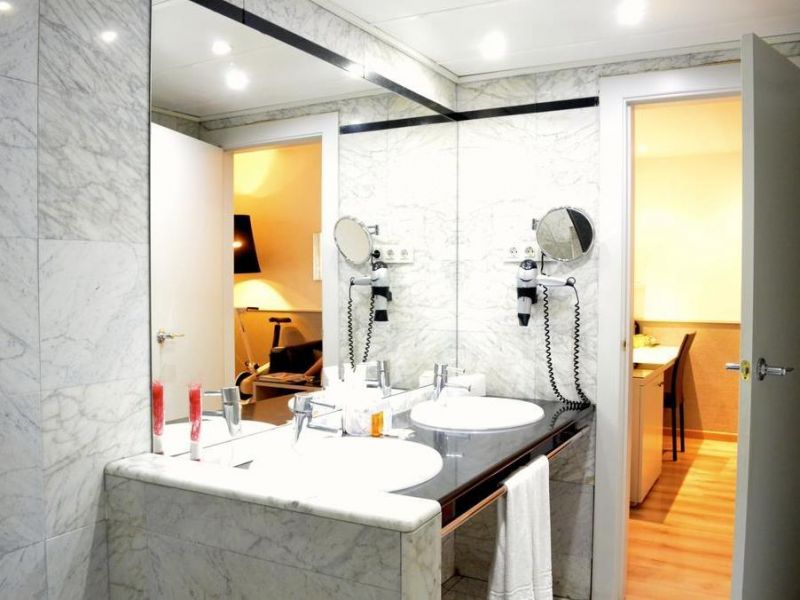 Atenea Rekord Suites 4*