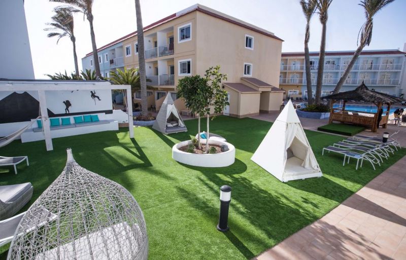 Surfing Colors Apt 3*