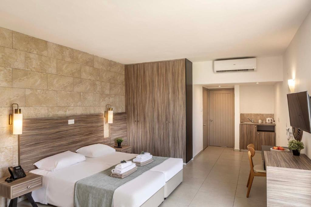 Electra Holiday Village & Water Park Resort 4*