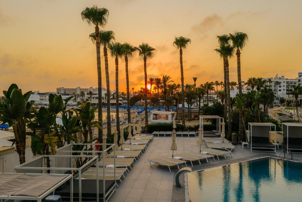 Tasia Maris Sands (Adults Only 14+) 4*