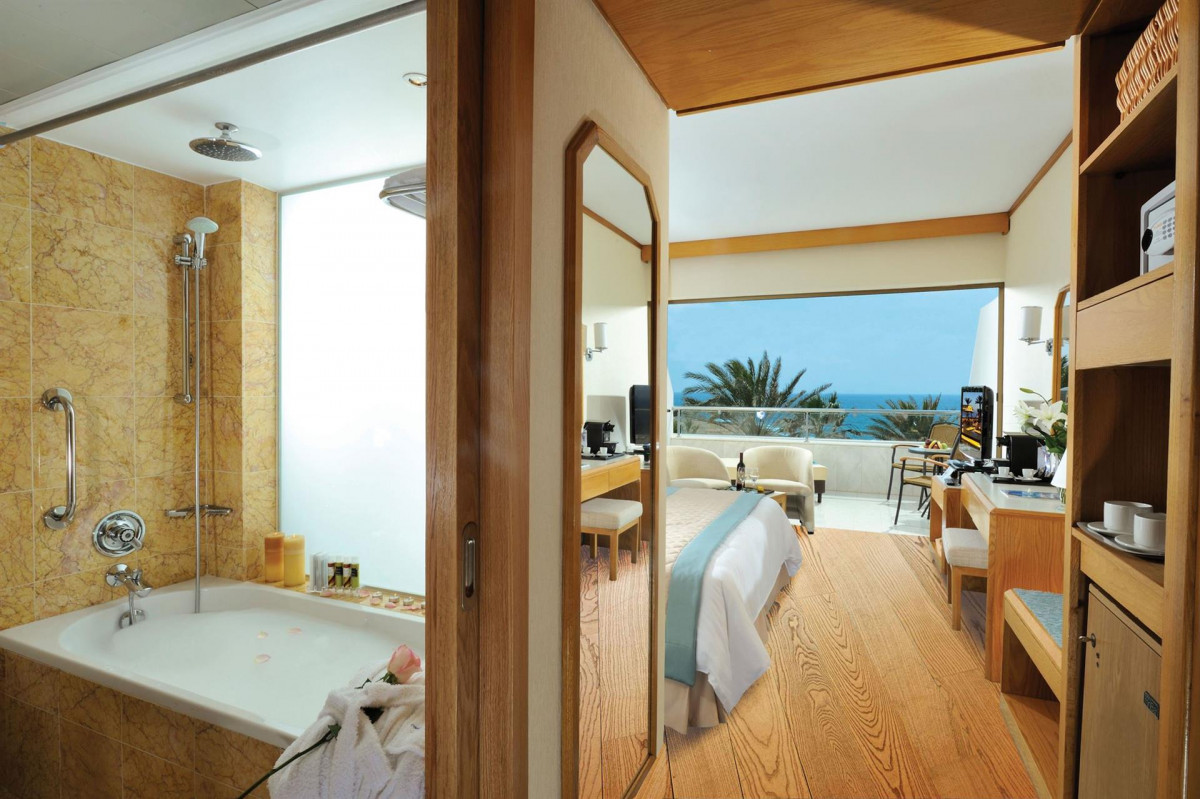 Constantinou Bros Pioneer Beach Hotel 4*