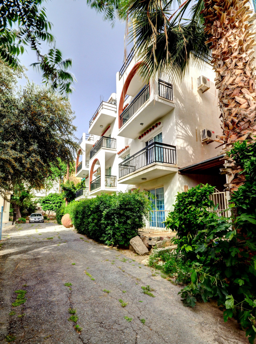 Renos Tourist Apartments 3*
