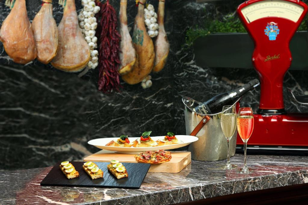 Caravelle Hotel 5*