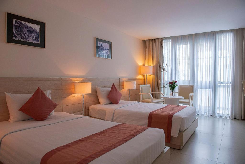 Nhi Phi Hotel 3*
