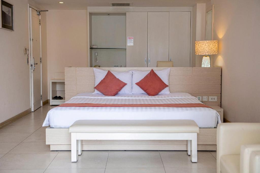 Nhi Phi Hotel 3*