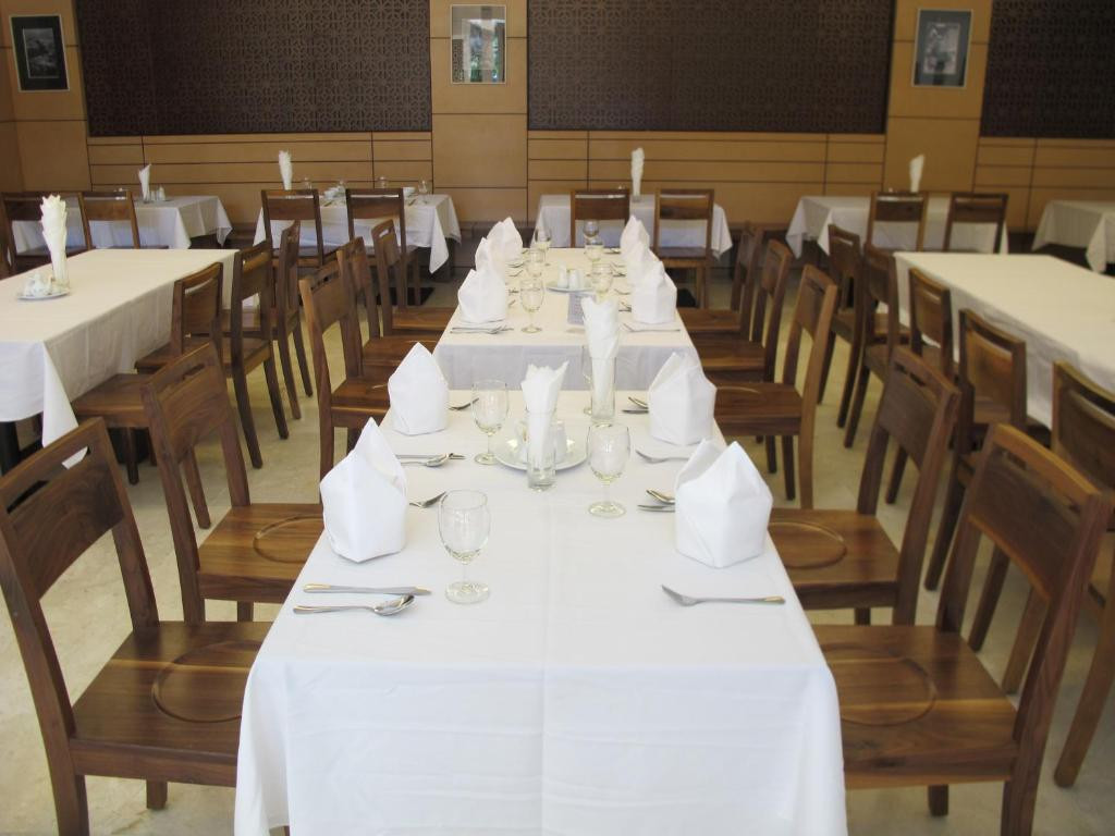 Nhi Phi Hotel 3*