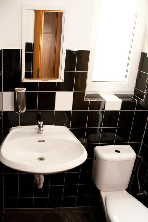 Sir Tobys Hostel 2*