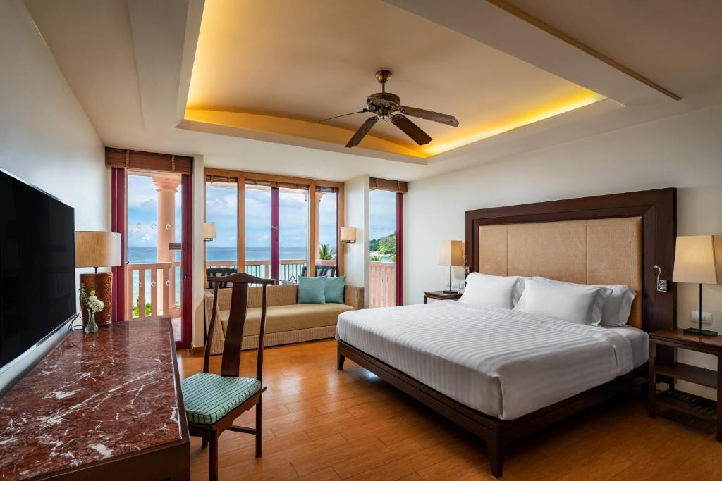 Centara Grand Beach Resort Phuket 5*