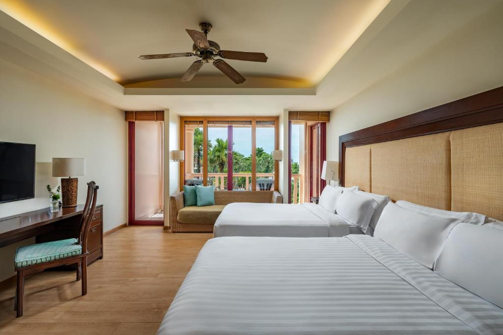 Centara Grand Beach Resort Phuket 5*