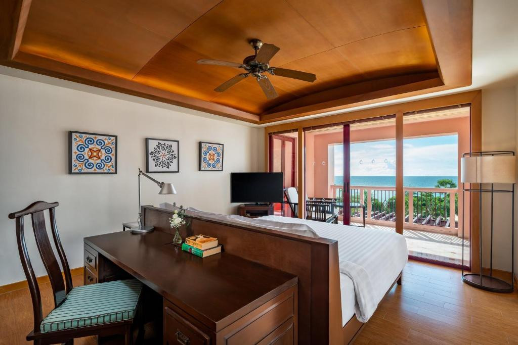 Centara Grand Beach Resort Phuket 5*