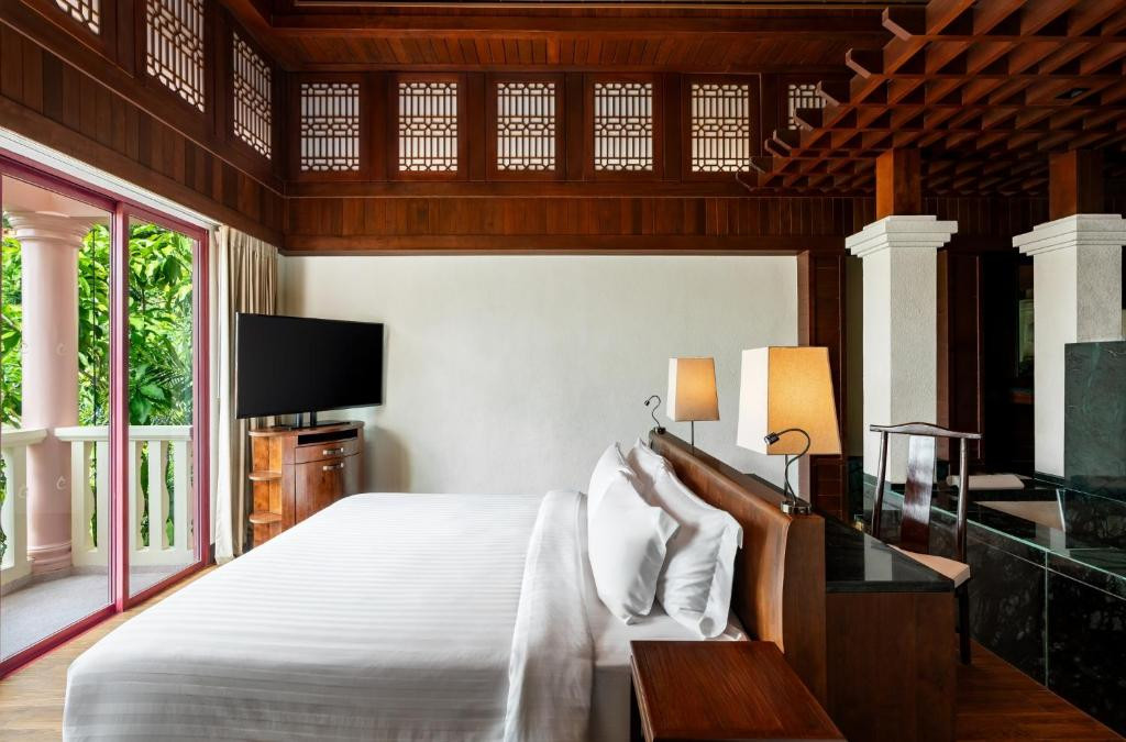Centara Grand Beach Resort Phuket 5*