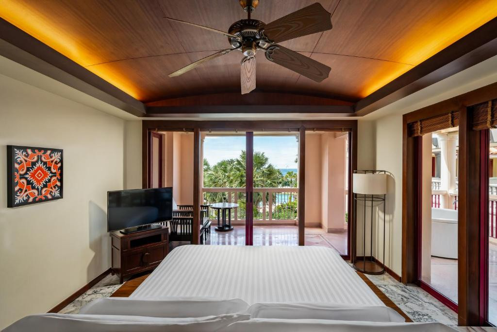 Centara Grand Beach Resort Phuket 5*
