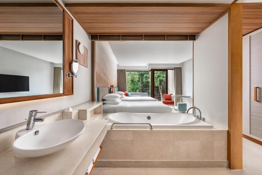Renaissance Phuket Resort & Spa 5*