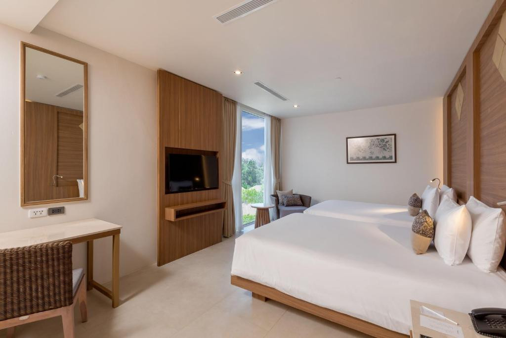 Splash Beach Resort Phuket 5*